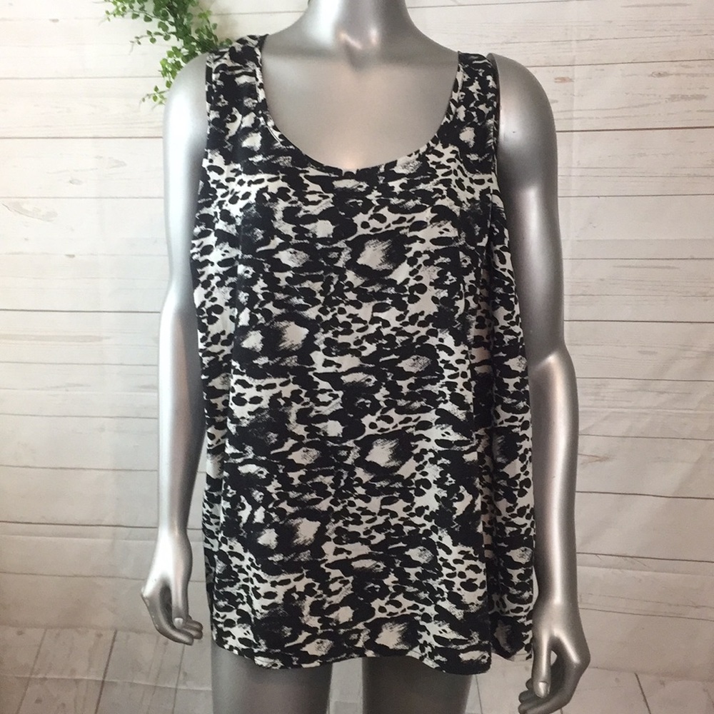 Label Be size 22 black & white sleeveless blouse